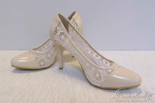 Csipke menyasszonyi cipő - púder színű