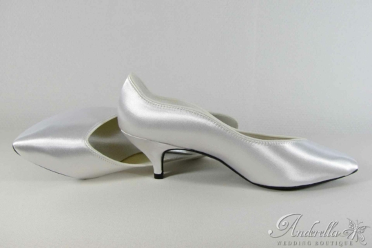 Törpesarkú, hullámos menyasszonyi cipő