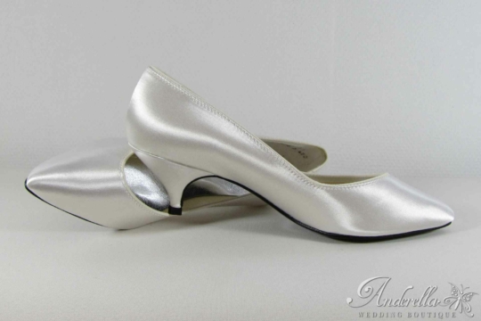 Törpesarkú, egyenes menyasszonyi cipő