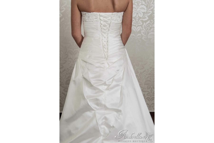 A-vonalú menyasszonyi ruha oldalhajlítás