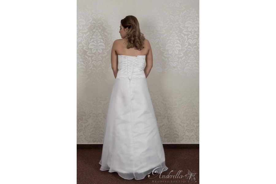 Egyszerű szatén menyasszonyi ruha