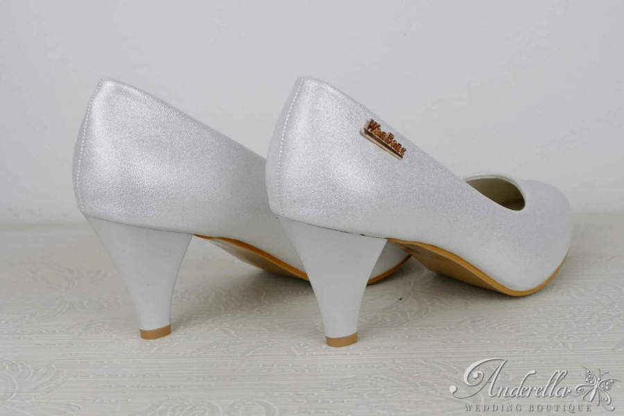 Csillogó anyagú menyasszonyi cipő