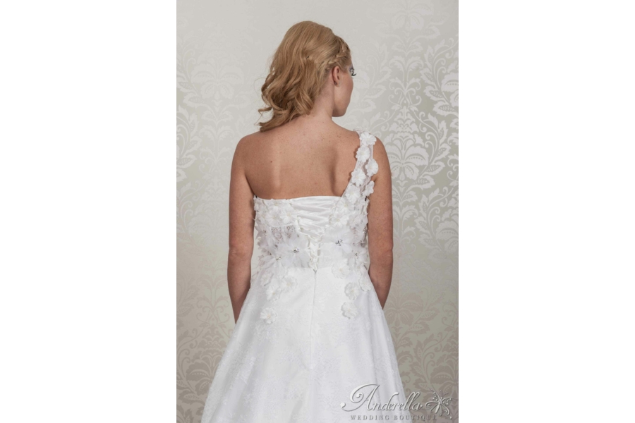 Elegáns csipke menyasszonyi ruha