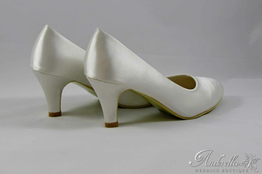 Ekrü szatén menyasszonyi cipő- alacsony sarokkal