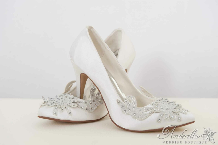Ezüst díszítésű exkluzív menyasszonyi cipő