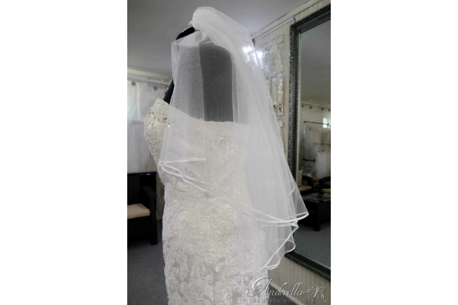 Vékony szatén szalaggal szegett két rétegű menyasszonyi fátyol - hófehér