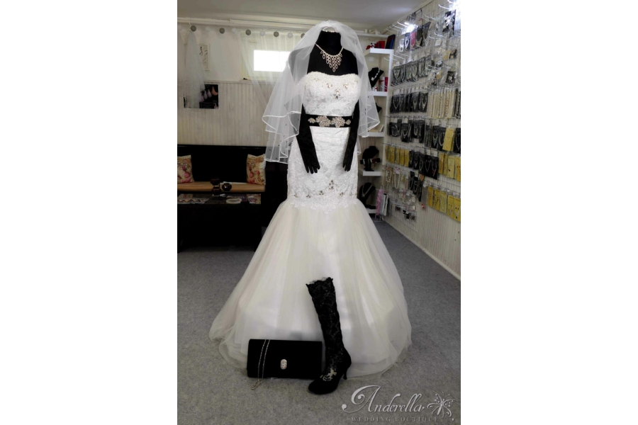 Fekete- fehér menyasszonyi fátyol- 3D csipkével és kristályokkal