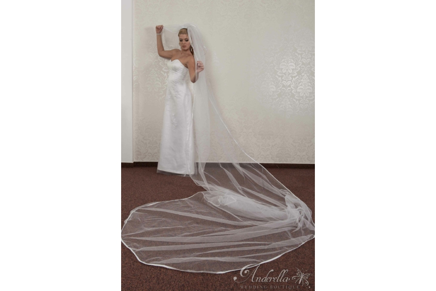 Elegáns, 5 méter hosszú, szatén szalaggal szegett menyasszonyi fátyol