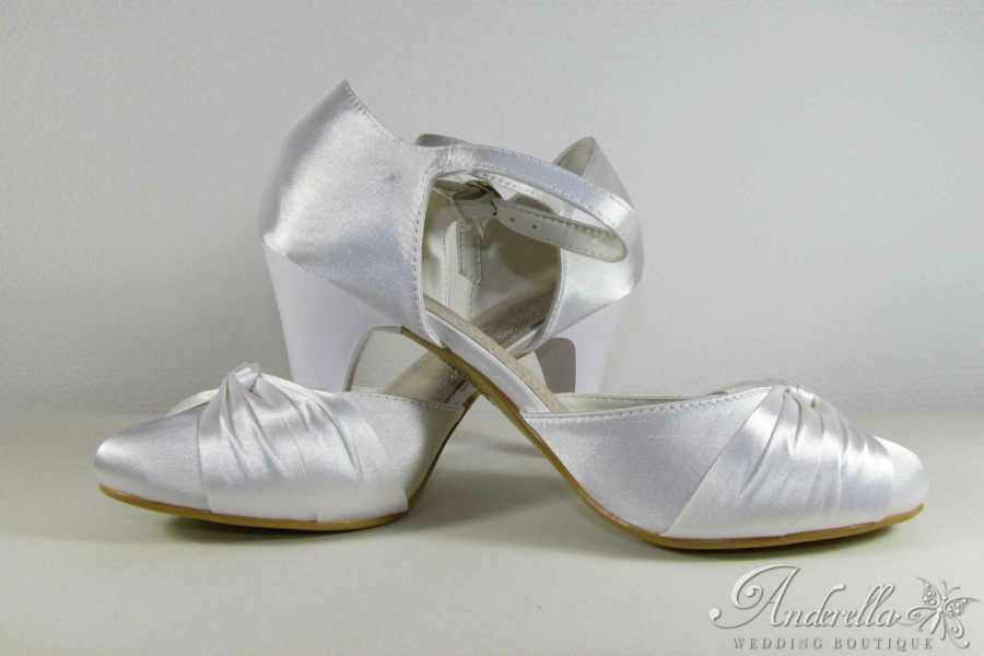 Keresztdíszes menyasszonyi cipő