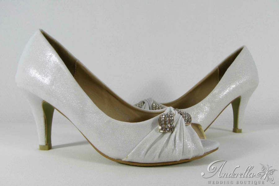 Lyukas orrú menyasszonyi cipő