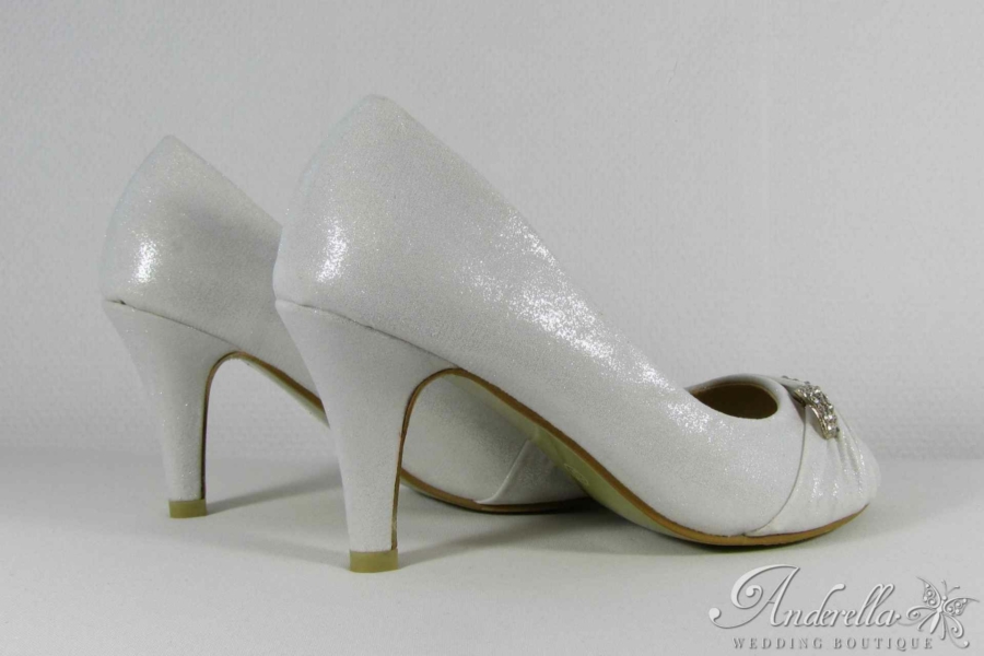 Lyukas orrú menyasszonyi cipő