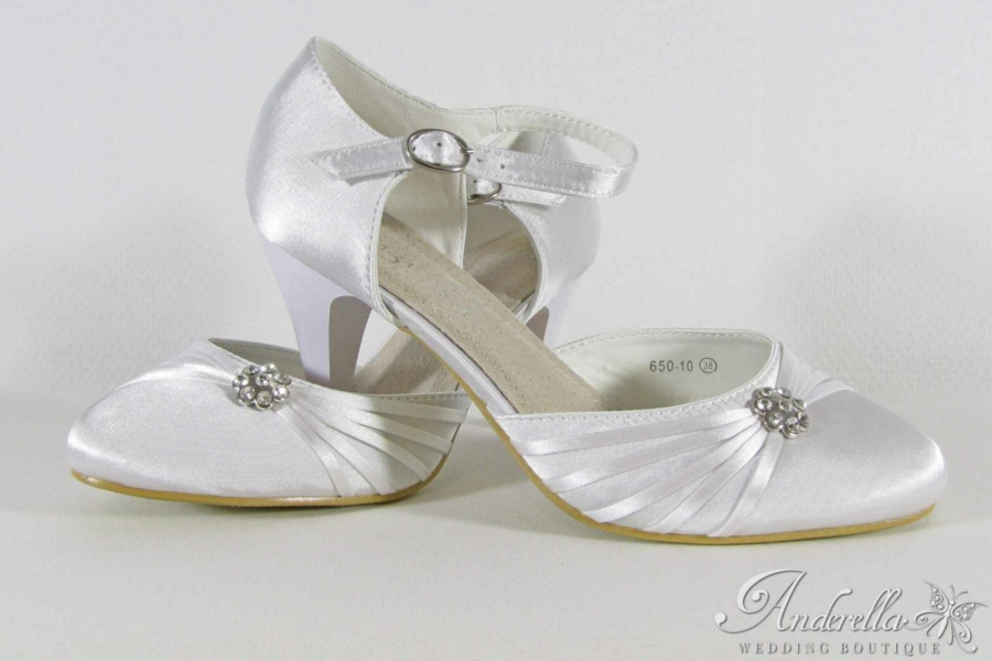 Menyasszonyi cipő csillogó dísszel