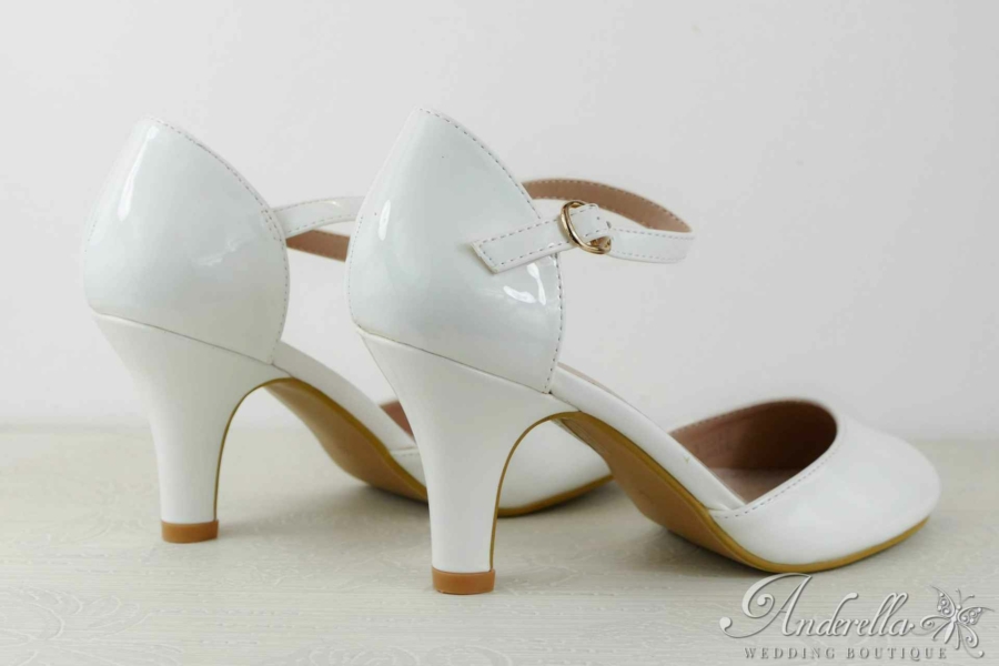 Lakk, pántos menyasszonyi cipő alacsony sarokkal