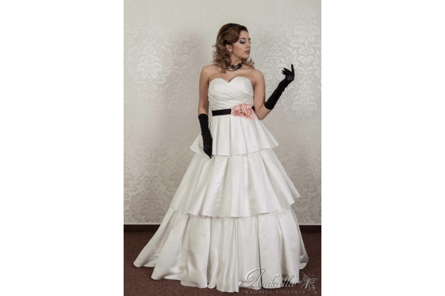 A-vonalú masnis menyasszonyi ruha
