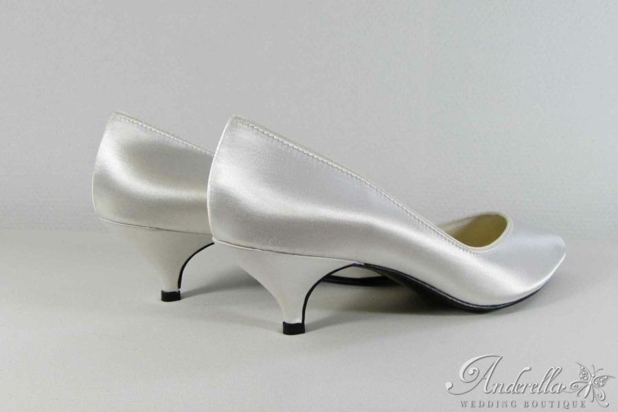 Törpesarkú, egyenes menyasszonyi cipő
