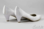 Kép 2/2 - Fehér szatén menyasszonyi cipő- alacsony sarokkal