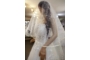 Kép 4/6 - Szatén szalaggal szegett kristálytüll menyasszonyi fátyol- ekrü 2 méteres