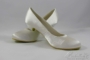 Kép 1/2 - Ekrü szatén menyasszonyi cipő- alacsony sarokkal