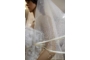 Kép 4/4 - Szalaggal szegett kristálytüll menyasszonyi fátyol - ekrü