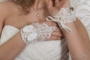 Kép 2/2 - Rövid törtfehér menyasszonyi kesztyű masnival