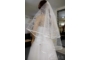 Kép 1/6 - Szatén szalaggal szegett kristálytüll menyasszonyi fátyol - rövidebb fehér színű