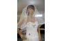 Kép 6/6 - Szatén szalaggal szegett kristálytüll menyasszonyi fátyol - rövidebb fehér színű