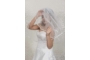 Kép 1/2 - Szatén szalaggal szegett menyasszonyi fátyol, rövidebb, törtfehér