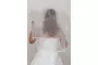 Kép 2/2 - Szatén szalaggal szegett menyasszonyi fátyol, rövidebb, törtfehér
