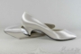 Kép 1/2 - Törpesarkú, egyenes menyasszonyi cipő